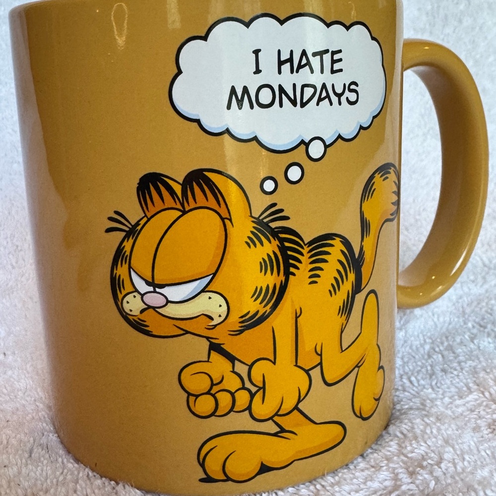 Garfield 'I Hate Mondays' Yellow Mug
